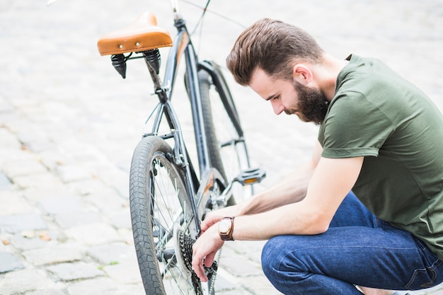 Homem, reparar, seu, bicicleta