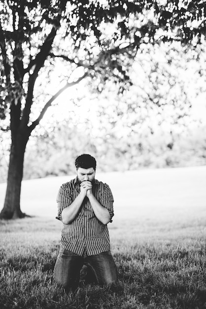 Foto grátis homem rezando na natureza