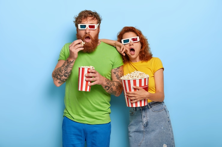 Foto grátis homem ruivo barbudo assiste ao gênero de filme favorito