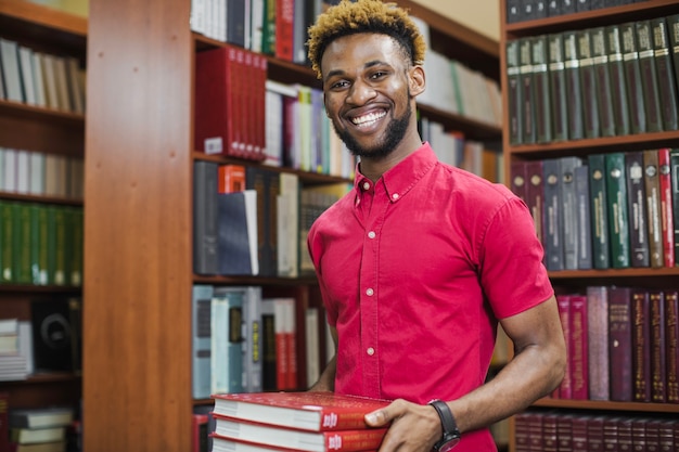 Homem satisfeito com livros