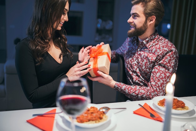 Homem satisfeito dando presente à mulher