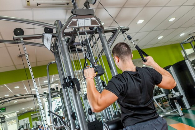 Homem saudável, treinando na academia