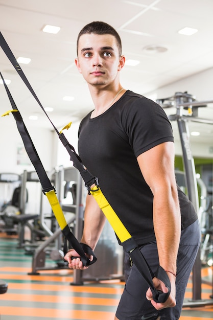 Homem saudável, treinando na academia