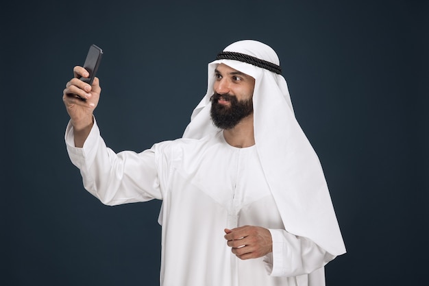 Foto grátis homem saudita árabe