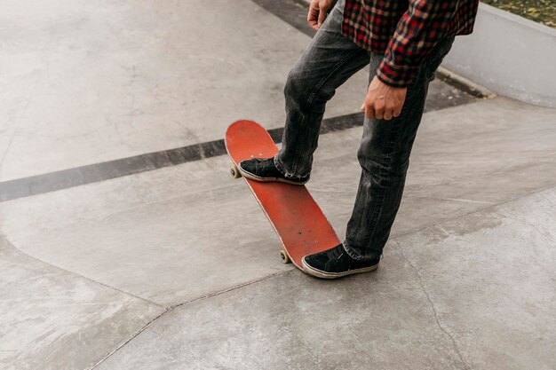 Homem se divertindo com skate ao ar livre