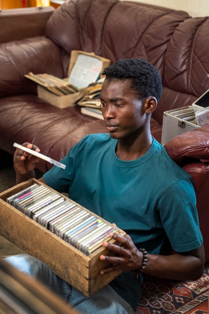 Homem segurando a vista lateral de discos de vinil