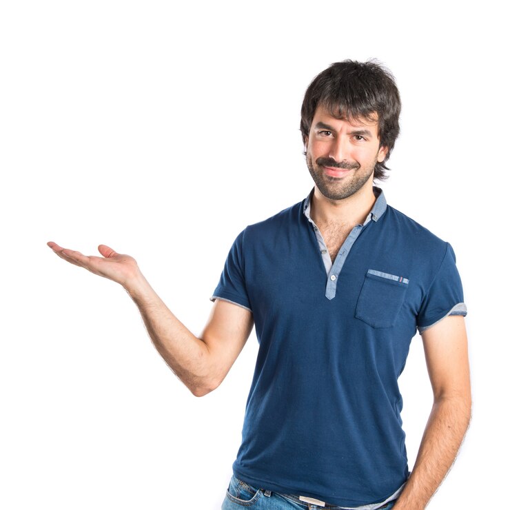 Foto grátis homem segurando algo sobre fundo branco