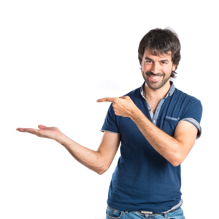 Foto grátis homem segurando algo sobre fundo branco