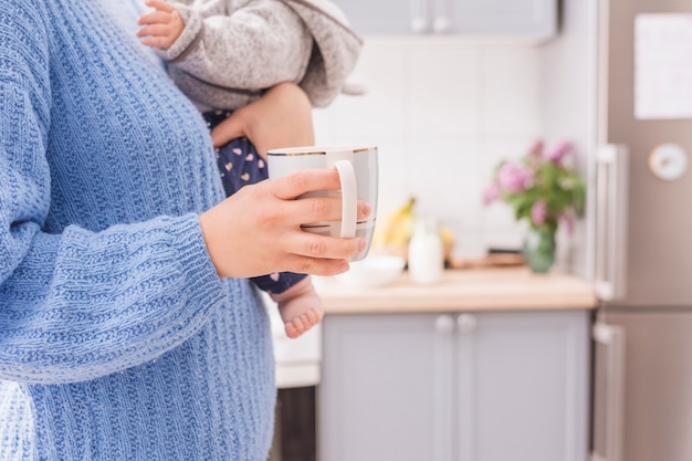 Foto grátis homem, segurando, bebê, e, assalte, em, cozinha