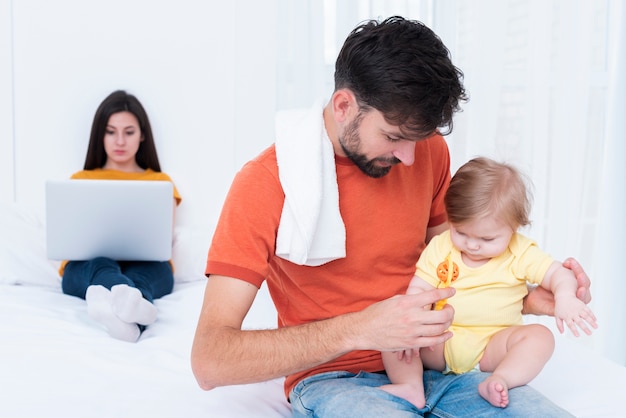 Homem segurando bebê no colo