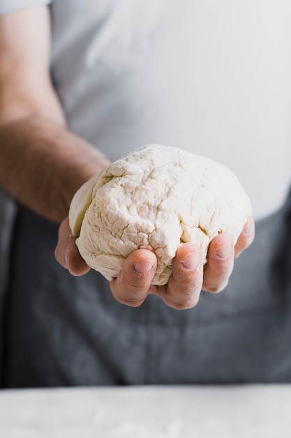 Homem, segurando, bola massa, para, pão, vista frontal