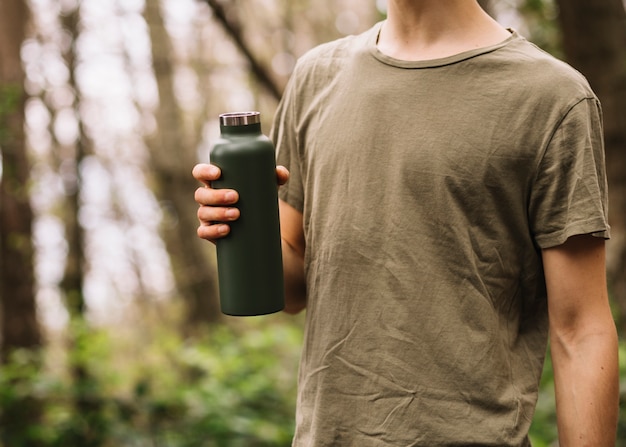 Homem, segurando, garrafa água, em, natureza