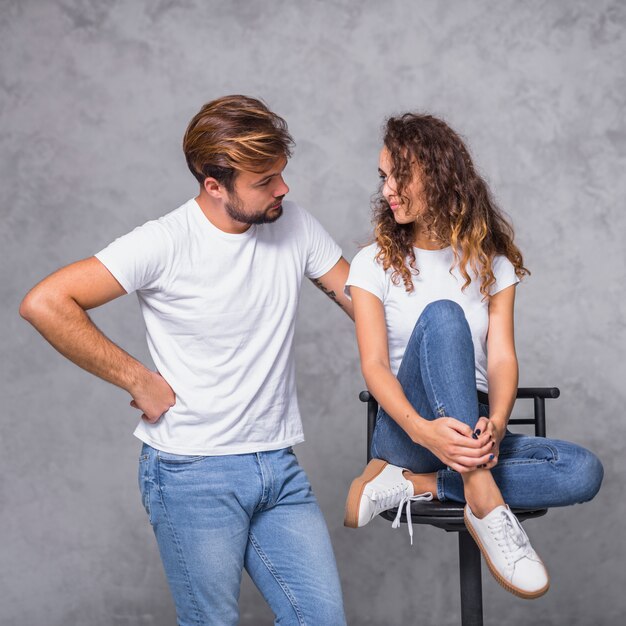 Homem, segurando mão, quadril, e, olhar, mulher