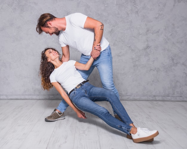 Homem, segurando, mulher caindo, chão