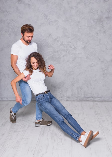 Foto grátis homem, segurando, mulher caindo, detrás