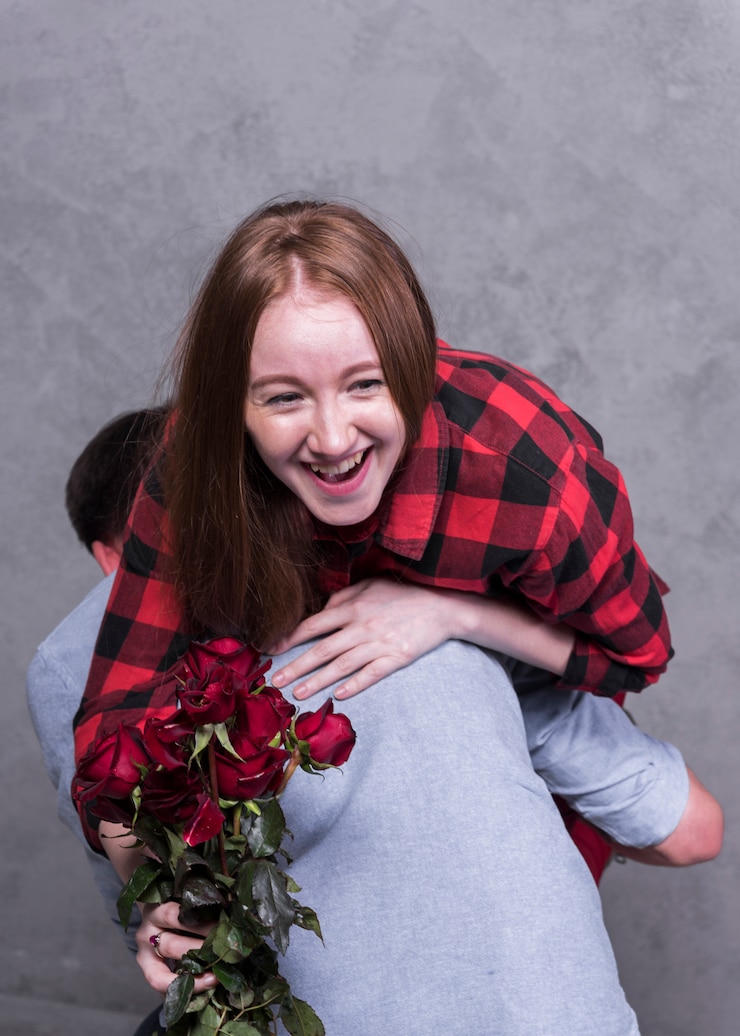 Foto grátis homem, segurando, mulher, com, rosas, ligado, ombro