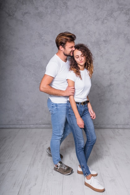 Foto grátis homem, segurando, mulher, de, atrás de