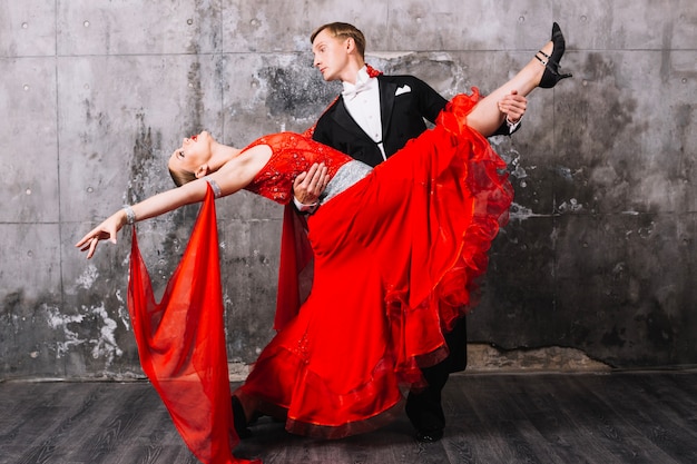 Homem segurando mulher durante a dança