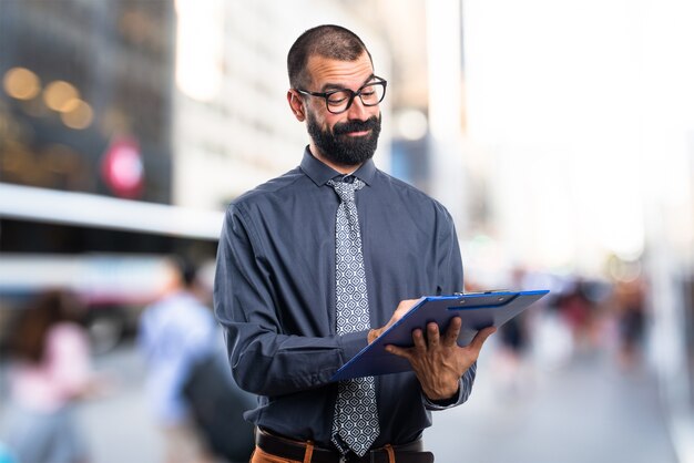 Foto grátis homem segurando notas