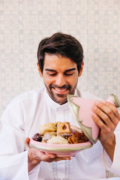 Homem, segurando, prato, de, gostosa, comida árabe