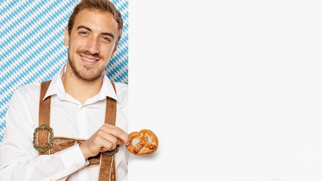 Homem, segurando, pretzel, com, sinal, mock-up