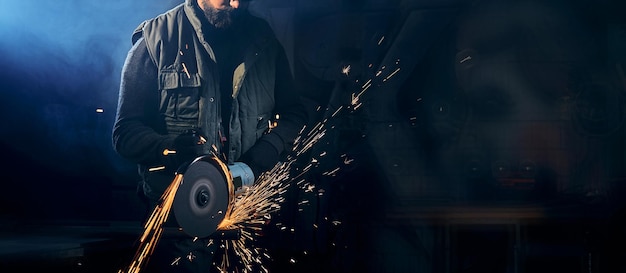 Homem segurando rebarbadora e polimento de metal com faíscas