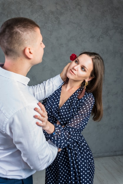 Homem, segurando, rosa vermelha, em, cabeça mulher