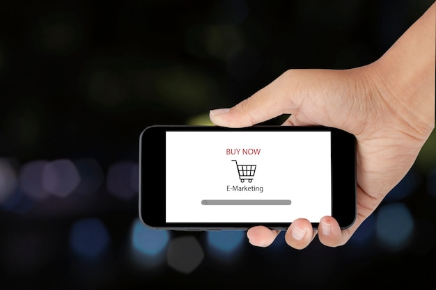 Homem segurando smartphone com compras online. negócio de comércio eletrônico online. conceito de compras online.