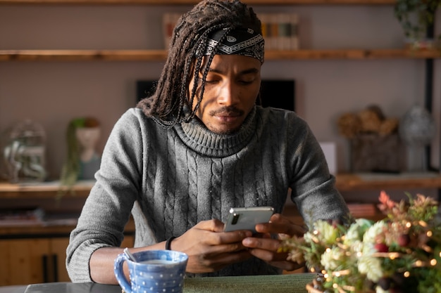 Foto grátis homem segurando smartphone, tiro médio