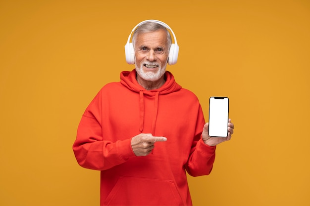 Foto grátis homem segurando smartphone, tiro médio