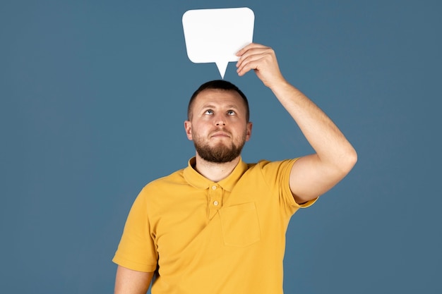 Homem segurando um balão de pensamento