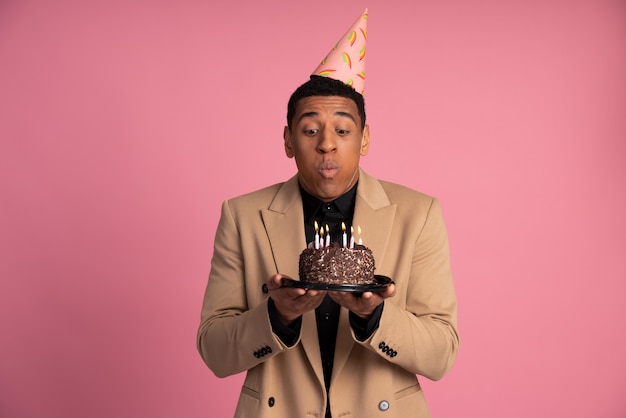 Homem segurando um bolo de aniversário