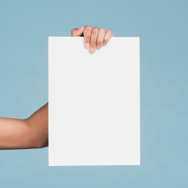 Homem segurando um cartaz em branco