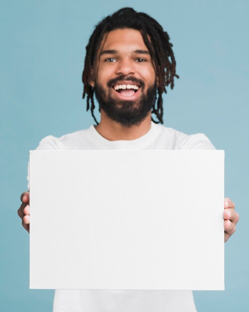 Homem segurando um cartaz em branco