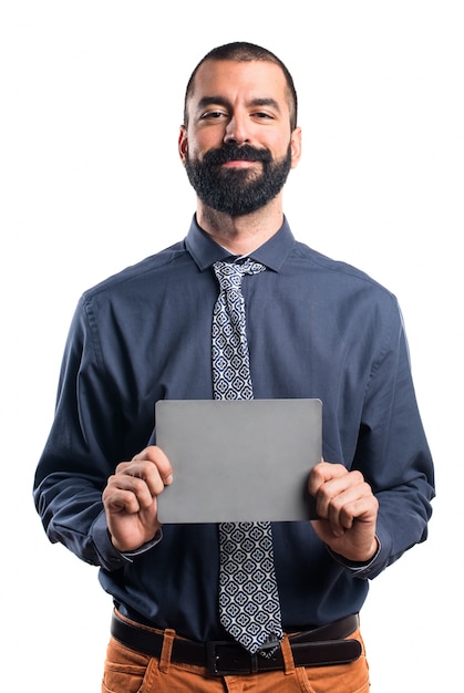 Foto grátis homem segurando um cartaz vazio