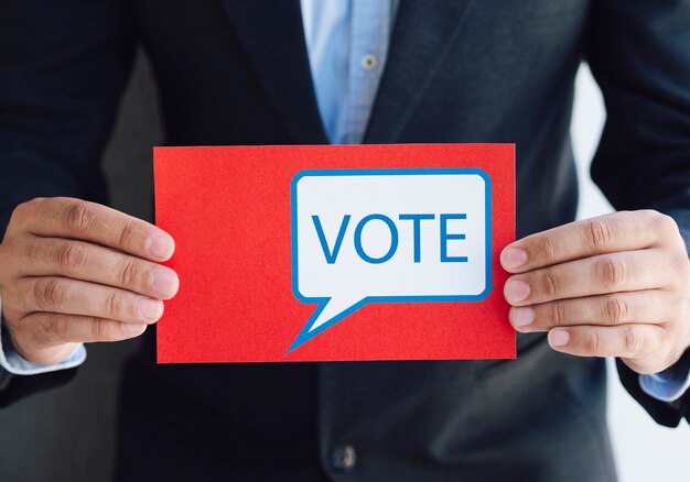 Homem, segurando, um, cédula, com, um, votando, mensagem