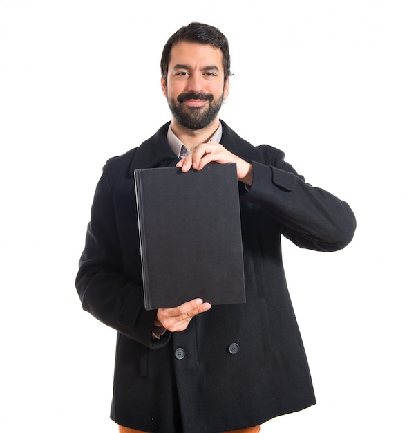 Foto grátis homem segurando um livro