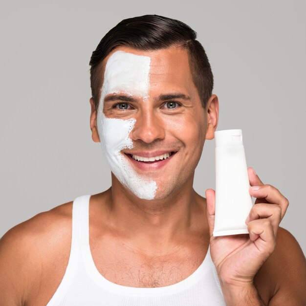 Homem segurando um produto facial