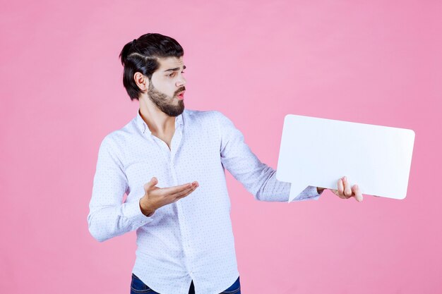 Homem segurando um thinkboard retangular e apresentando-o.