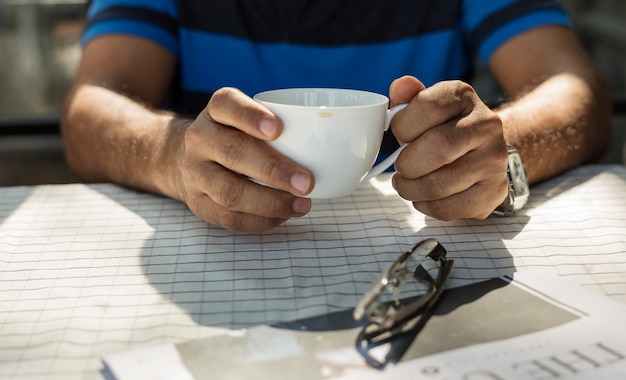 Homem, segurando, um, xícara café