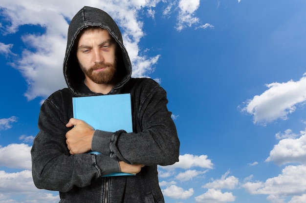 Homem segurando uma bíblia isolada