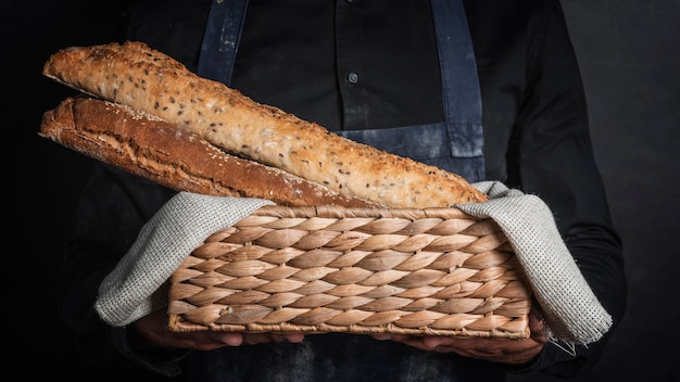 Homem segurando uma cesta com pão