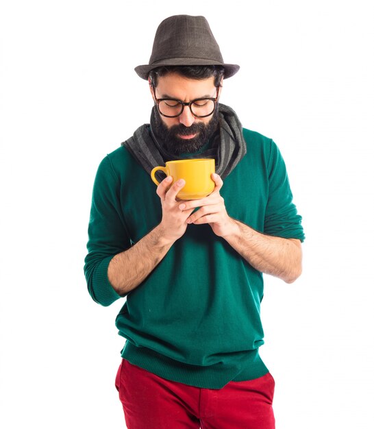 Foto grátis homem segurando uma xícara de café