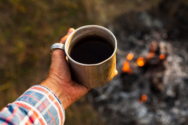 Homem, segurando, xícara café, preparado, ao ar livre