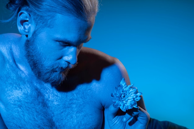 Foto grátis homem sem camisa mostrando consciência sobre o câncer de próstata