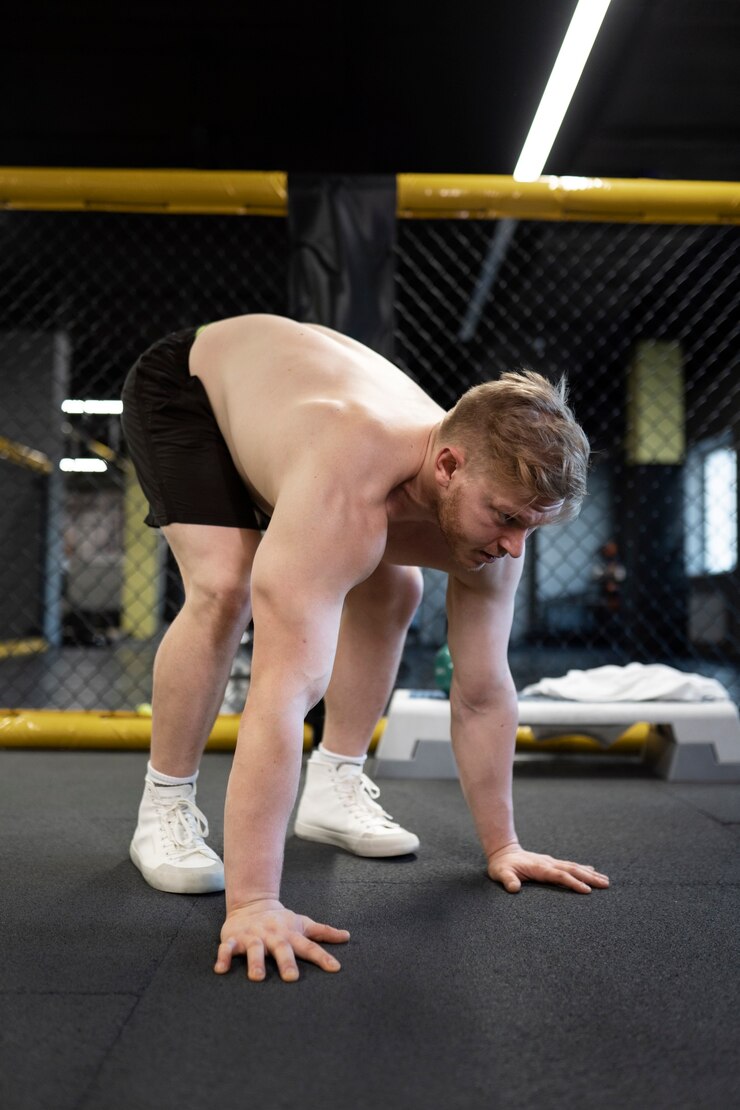 Foto grátis homem sem camisa treinando no ginásio tiro completo