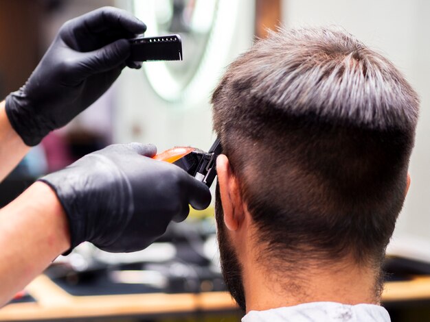 Homem, sendo, aparado, e, penteado, por, um, cabeleireiro