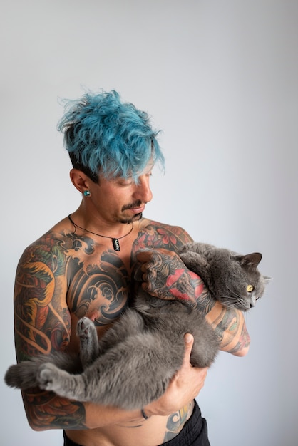 Foto grátis homem sendo carinhoso com gato plano médio