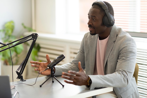 Homem sendo entrevistado em um podcast