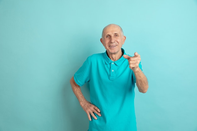 Homem sênior apontando para a frente